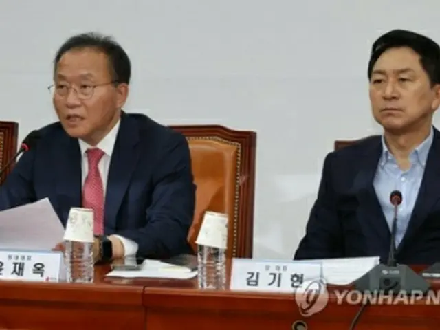 「国民の力」の最高委員会議で発言する尹院内代表（左）＝6日、ソウル（聯合ニュース）