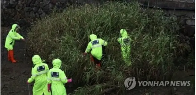韓国南部の巨済市で起きた赤ちゃんの殺害遺棄事件で、遺体を捜索している警察関係者（写真は記事と関係ありません）＝（聯合ニュース）