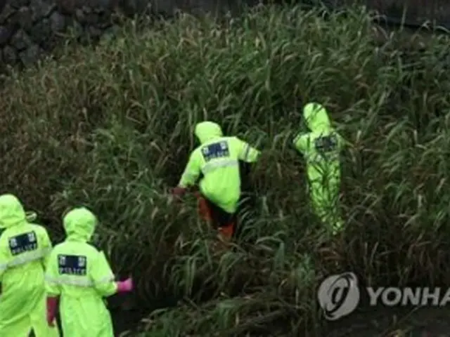 韓国南部の巨済市で起きた赤ちゃんの殺害遺棄事件で、遺体を捜索している警察関係者（写真は記事と関係ありません）＝（聯合ニュース）