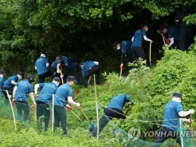 韓国南部の釜山で起きた実母による乳児の遺体遺棄事件で、遺体を捜索する警察＝５日、釜山（聯合ニュース）