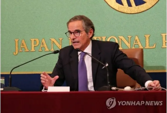 日本記者クラブで会見するＩＡＥＡのグロッシ事務局長＝４日、東京（聯合ニュース）