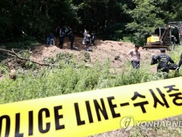 ソウル近郊・京畿道南部の山中で乳児の遺体を捜索する警察。2015年3月に生まれた赤ちゃんの殺人容疑で今月6日に緊急逮捕された父親と祖母が、遺体を近くの山中に遺棄したと供述した（京畿南部警察庁提供）＝（聯合ニュース）≪転載・転用禁止≫