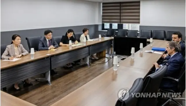韓国原子力安全委員会の劉国熙（ユ・グクヒ）委員長（左列手前から２人目）が８日午後、ソウル市内で国際原子力機関（ＩＡＥＡ）のグロッシ事務局長（右列手前）と面会した（同委員会提供）＝（聯合ニュース）≪転載・転用禁止≫