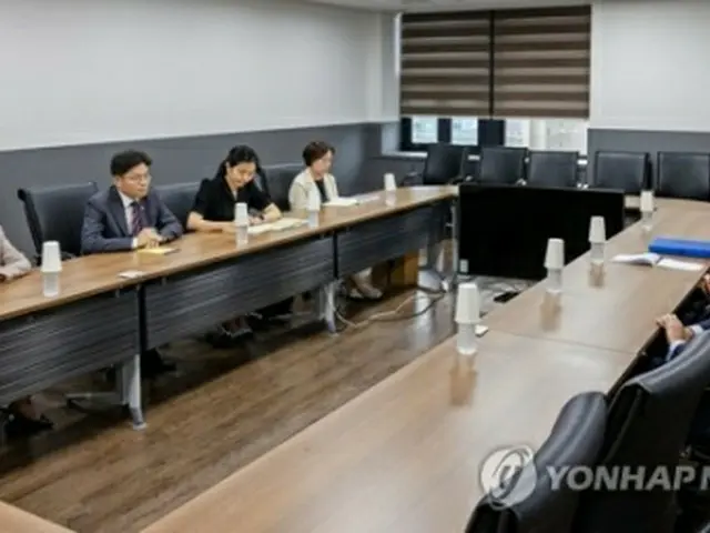 韓国原子力安全委員会の劉国熙（ユ・グクヒ）委員長（左列手前から２人目）が８日午後、ソウル市内で国際原子力機関（ＩＡＥＡ）のグロッシ事務局長（右列手前）と面会した（同委員会提供）＝（聯合ニュース）≪転載・転用禁止≫