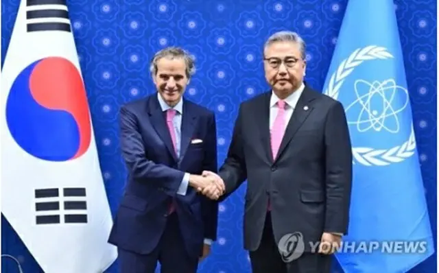 韓国の朴振（パク・ジン）外交部長官（右）が、ソウル市内で国際原子力機関（ＩＡＥＡ）のグロッシ事務局長と面会した。握手を交わす両氏＝８日、ソウル（聯合ニュース）