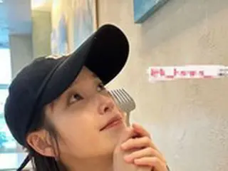 歌手IU、ナチュラルな美貌を披露…フォークを持ってキュートな愛嬌