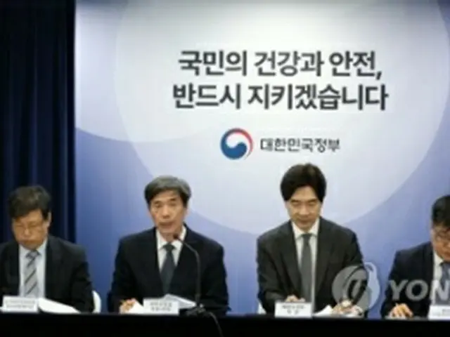 記者会見を行う韓国国務調整室の朴購然第１次長（左から３人目）＝１０日、ソウル（聯合ニュース）