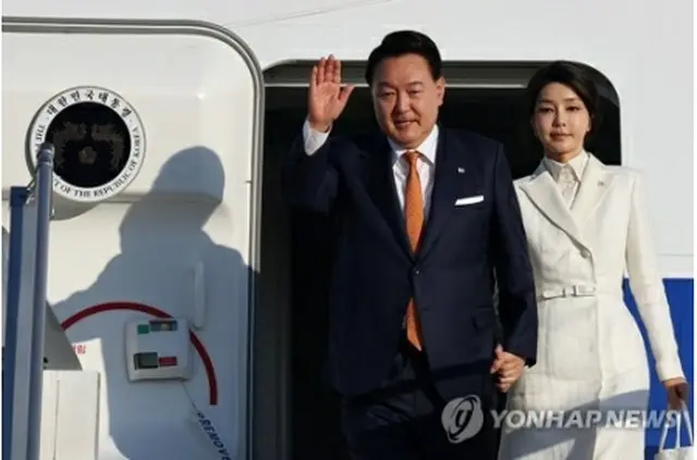 リトアニアに到着した尹大統領夫妻＝10日、ビリニュス（聯合ニュース）