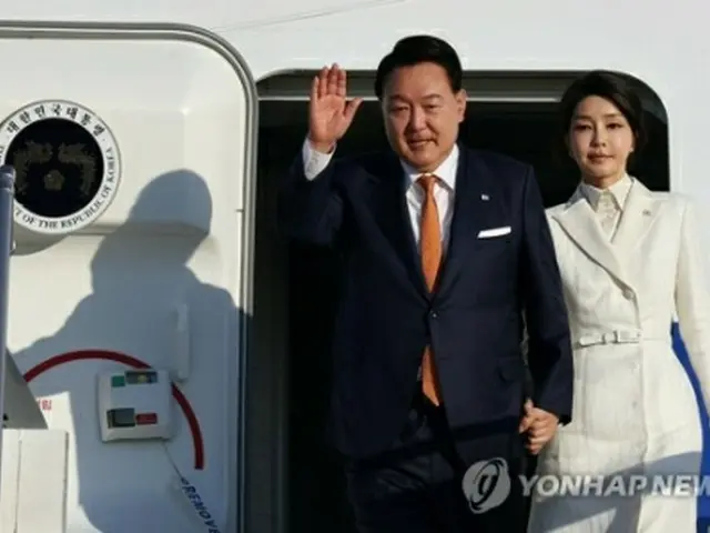 リトアニアに到着した尹大統領夫妻＝10日、ビリニュス（聯合ニュース）
