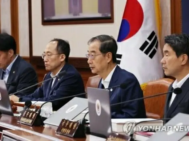 政府ソウル庁舎で閣議を行う韓国の韓悳洙（ハン・ドクス）首相（右から2人目）＝11日、ソウル（聯合ニュース）