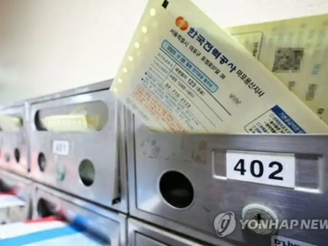 ソウル市内の集合住宅の郵便受けに入っている電気料金請求書＝１１日、ソウル（聯合ニュース）