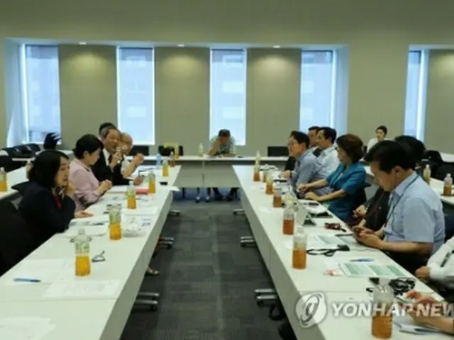 社民党議員（左）らと面会した韓国の議員団（福島核汚染水海洋投棄阻止国会議員団提供）＝（聯合ニュース）≪転載・転用禁止≫