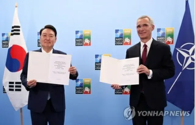 ＩＴＰＰを締結した尹大統領（左）とストルテンベルグ氏＝１１日、ビリニュス（聯合ニュース）