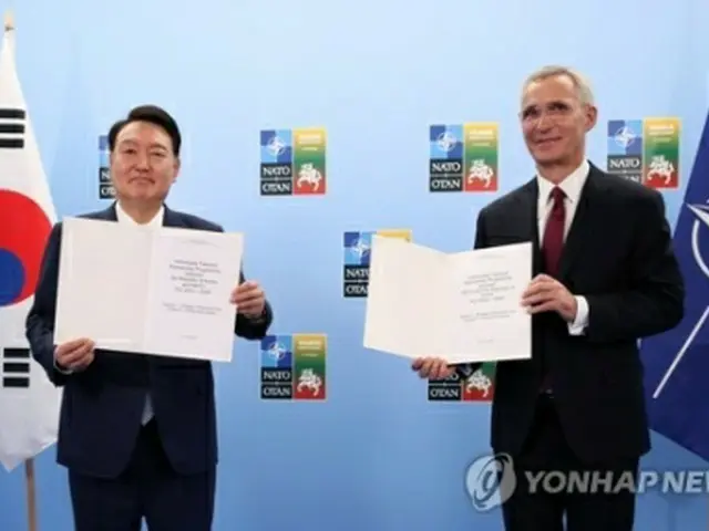 ＩＴＰＰを締結した尹大統領（左）とストルテンベルグ氏＝１１日、ビリニュス（聯合ニュース）