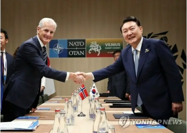 握手を交わす尹大統領（右）とストーレ首相（共同取材）＝１１日、ビリニュス（聯合ニュース）