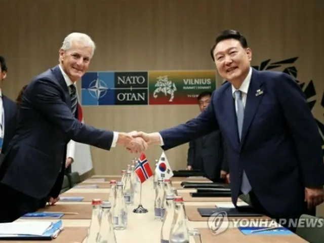 握手を交わす尹大統領（右）とストーレ首相（共同取材）＝１１日、ビリニュス（聯合ニュース）