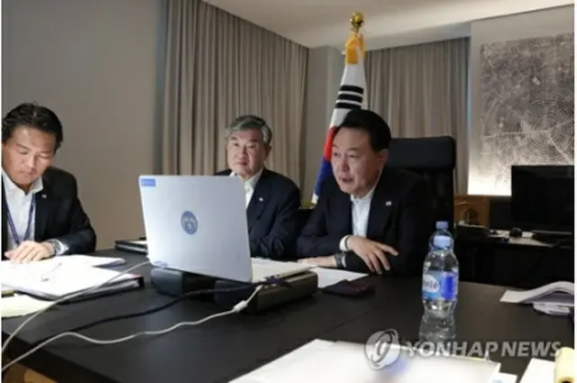 訪問先のリトアニアでＮＳＣを主宰する尹大統領（大統領室提供）＝１２日、ビリニュス（聯合ニュース）