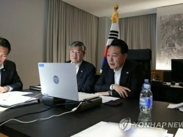 訪問先のリトアニアでＮＳＣを主宰する尹大統領（大統領室提供）＝１２日、ビリニュス（聯合ニュース）
