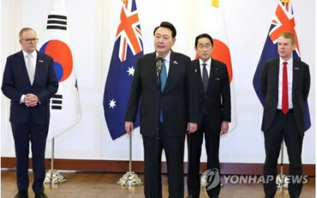 首脳会談で発言する尹大統領。後方左からオーストラリアのアルバニージー首相、日本の岸田文雄首相、ニュージーランドのヒプキンス首相＝１２日、ビリニュス（聯合ニュース）