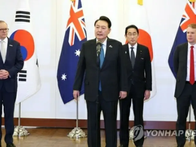 首脳会談で発言する尹大統領。後方左からオーストラリアのアルバニージー首相、日本の岸田文雄首相、ニュージーランドのヒプキンス首相＝１２日、ビリニュス（聯合ニュース）