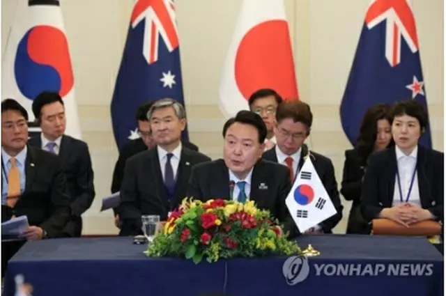 ＮＡＴＯ首脳会議で発言する尹大統領（中央）＝１２日、ビリニュス（聯合ニュース）