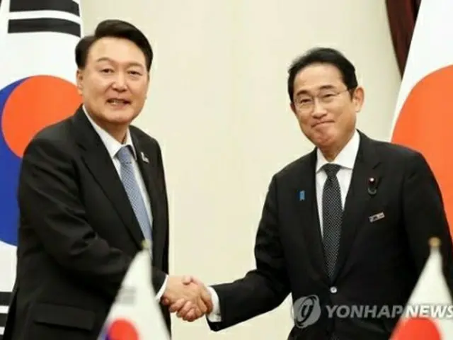 12日、リトアニアの首都ビリニュスで会談した尹大統領（左）と岸田首相＝（聯合ニュース）