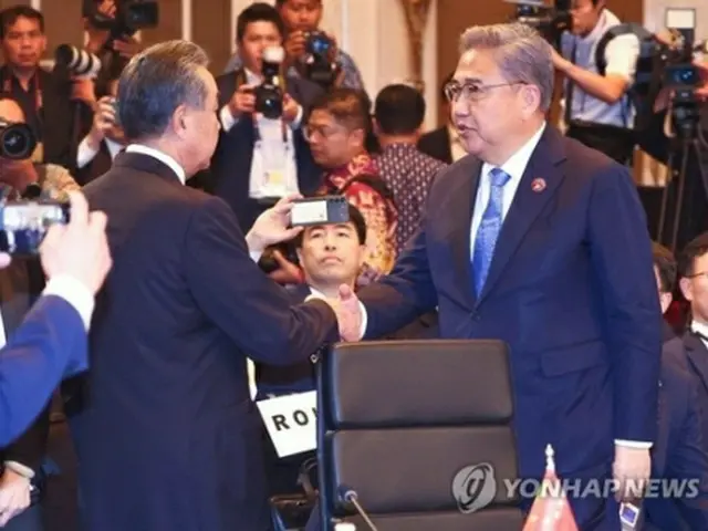 ＡＳＥＡＮプラス３（韓中日）外相会議で握手する朴氏（右）と王氏＝１３日、ジャカルタ（聯合ニュース）