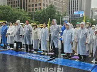 豪雨にもかかわらずソウル都心部で多くの集会が決行…交通規制実施＝韓国報道