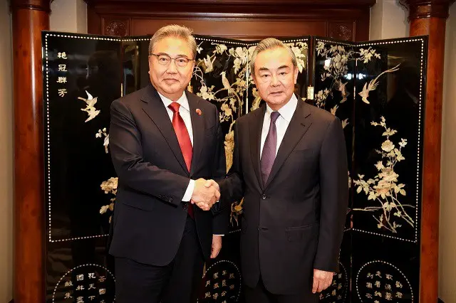 韓国の朴振外相（左）と王毅中国共産党外交担当政治局員は14日（現地時間）、インドネシアのジャカルタで会談を行なった（画像提供:wowkorea）