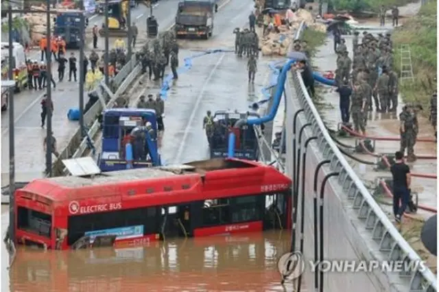 浸水事故が起きた韓国中部の忠清北道・五松の地下車道＝１６日、五松（聯合ニュース）