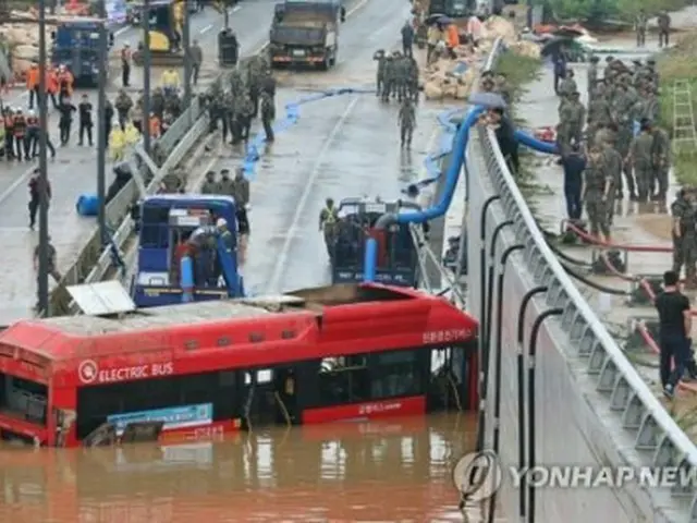 浸水事故が起きた韓国中部の忠清北道・五松の地下車道＝１６日、五松（聯合ニュース）