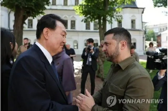 ウクライナの首都キーウの聖ソフィア大聖堂で会話する韓国の尹大統領（左）とウクライナのゼレンスキー大統領（大統領室提供）＝１５日、キーウ（聯合ニュース）≪転載・転用禁止≫