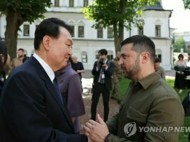 ウクライナの首都キーウの聖ソフィア大聖堂で会話する韓国の尹大統領（左）とウクライナのゼレンスキー大統領（大統領室提供）＝１５日、キーウ（聯合ニュース）≪転載・転用禁止≫