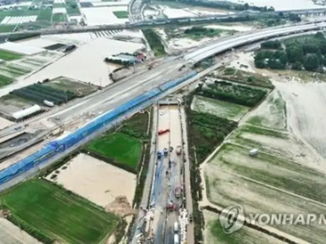 大雨で浸水した韓国中部の忠清北道・五松の道路＝１６日、五松（聯合ニュース）