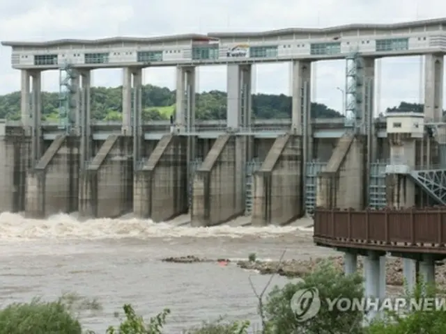 今月５日、臨津江の下流にある京畿道漣川郡の郡南ダムで上流から流れてきた水が放流されている＝（聯合ニュース）