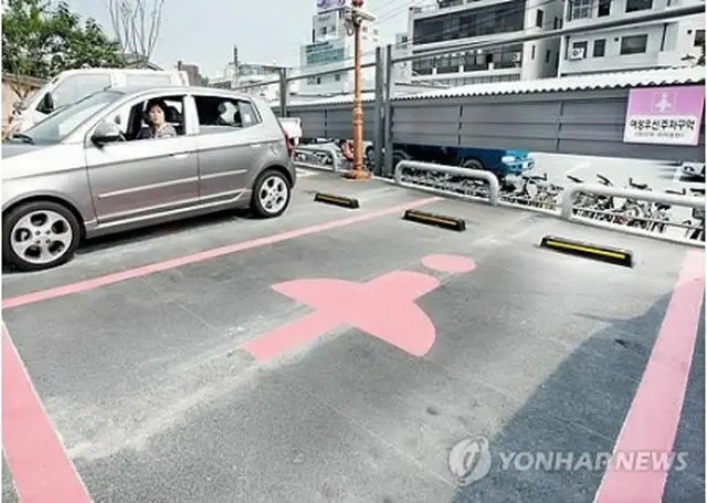 ソウル市内の駐車場にある女性ドライバー優先の駐車スペース（資料写真）＝（聯合ニュース）