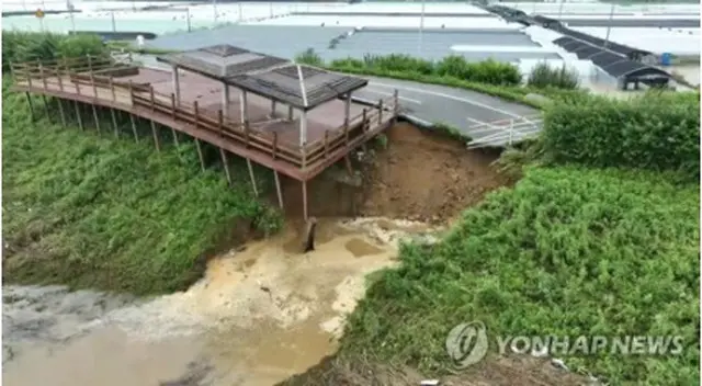 韓国中部・忠清南道にある錦江の堤防が決壊している（論山市提供）＝１６日、論山（聯合ニュース）≪転載・転用禁止≫
