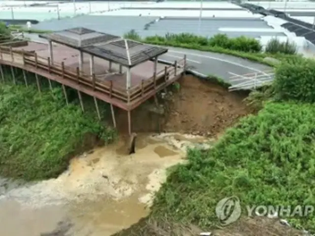 韓国中部・忠清南道にある錦江の堤防が決壊している（論山市提供）＝１６日、論山（聯合ニュース）≪転載・転用禁止≫