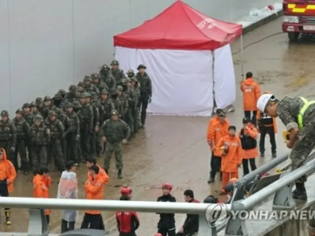 浸水事故の現場で行方不明者の捜索を行う将兵と消防隊員＝１７日、清州（聯合ニュース）