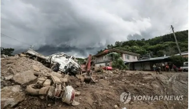 慶尚北道・醴泉で発生した土砂崩れの現場＝１７日、醴泉（聯合ニュース）