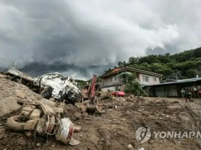 慶尚北道・醴泉で発生した土砂崩れの現場＝１７日、醴泉（聯合ニュース）