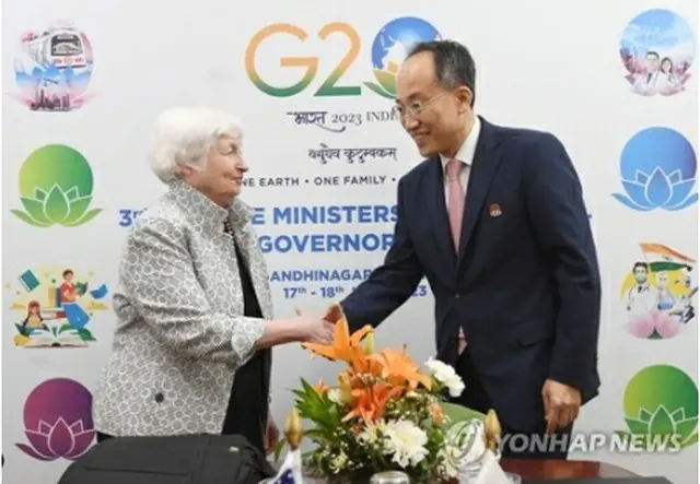 会談に先立ち握手を交わす秋氏（右）とイエレン氏（企画財政部提供）＝（聯合ニュース）≪転載・転用禁止≫