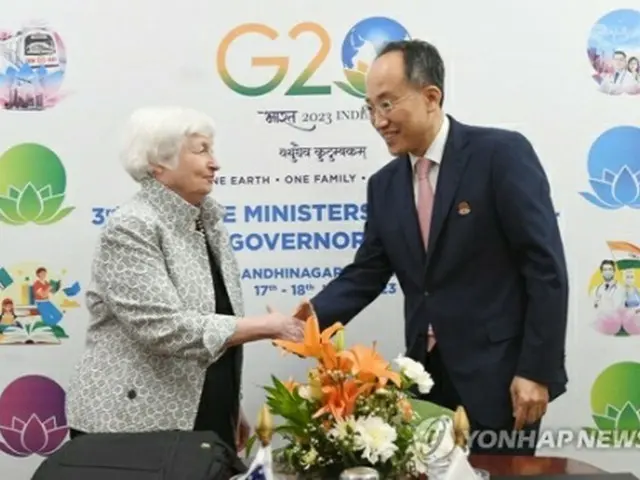 会談に先立ち握手を交わす秋氏（右）とイエレン氏（企画財政部提供）＝（聯合ニュース）≪転載・転用禁止≫