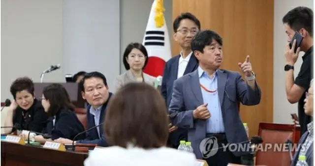 １８日午後に始まった最低賃金委員会の全体会議は長時間に及んだ＝１８日、世宗（聯合ニュース）