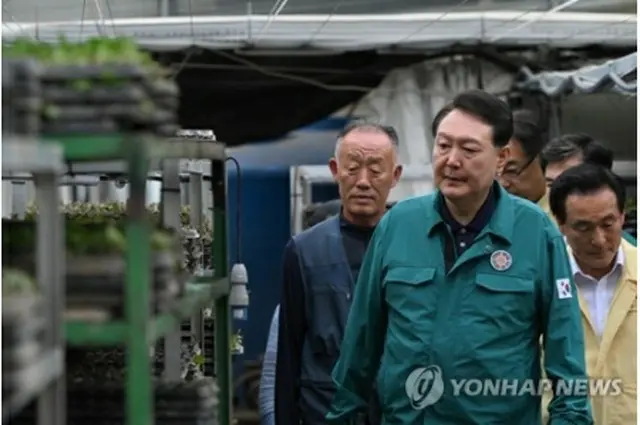 中部の忠清南道・論山の被災地を視察する尹大統領（大統領室提供）＝18日、論山（聯合ニュース）≪転載・転用禁止≫