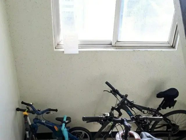 マンションの非常避難通路に自転車…「窓を開けないで、賠償責任を問う」と厚かましい警告文章=韓国(画像提供:wowkorea)