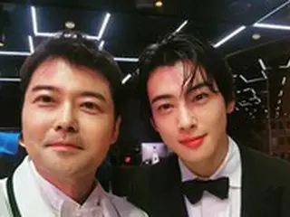 チョン・ヒョンム、“顔の天才”チャウヌ（ASTRO）と勇気ある自撮り…“なぜずっとハンサムなのか？”