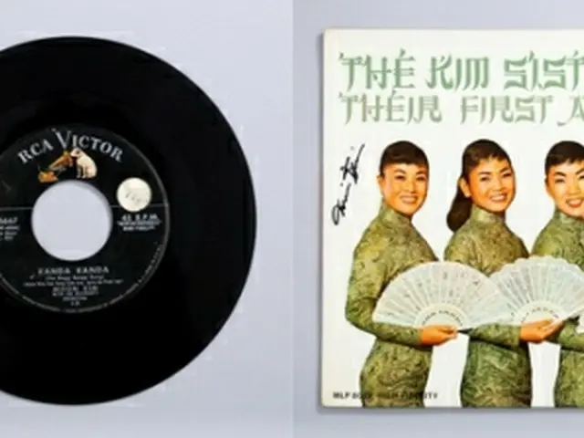 米国に進出した歌手オク・ドゥオクのレコード（左）と元祖ガールズグループ、キム・シスターズのアルバムジャケット（大韓民国歴史博物館提供）＝（聯合ニュース）≪転載・転用禁止≫