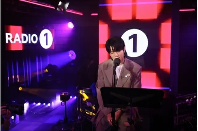「ライブラウンジ」で歌うJUNG　KOOK（BBCラジオ提供）＝（聯合ニュース）≪転載・転用禁止≫