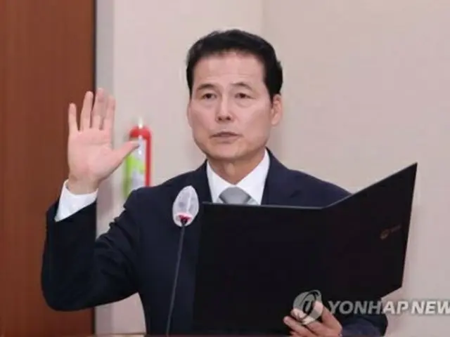 国会で開かれた人事聴聞会で宣誓する金暎浩氏＝２１日、ソウル（聯合ニュース）